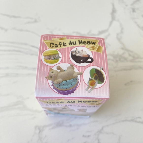 NIB Mystery Figurine keyring - cat - Picture 7 of 9